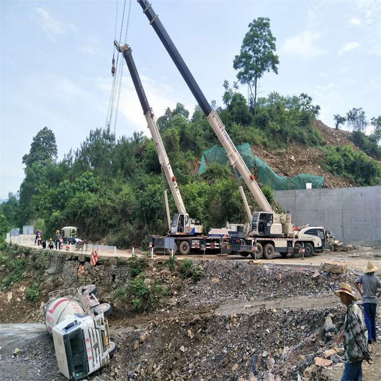 建宁县汽车掉沟里叫吊车救援要多少钱